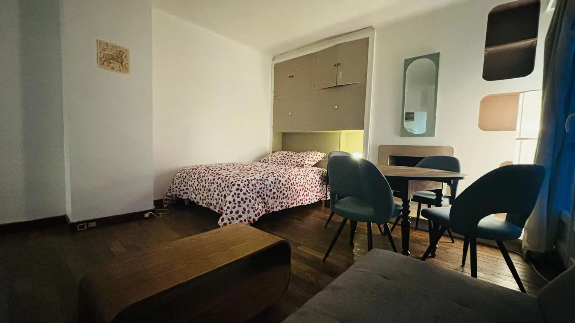 La Maison Du Bonheur A Charonne Paris France